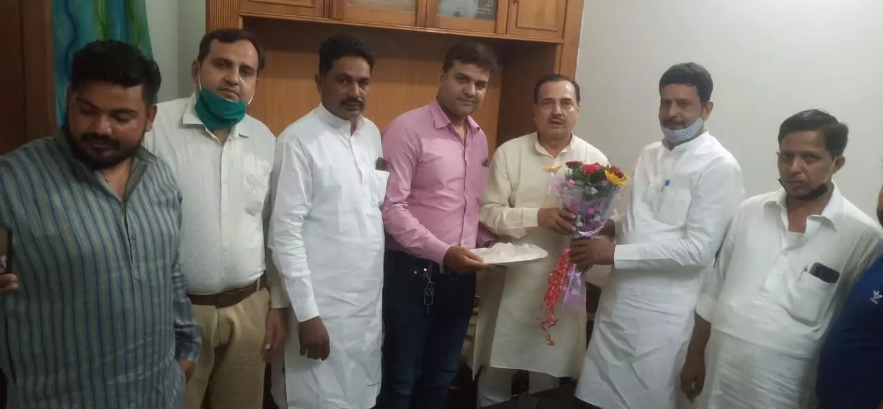कैलाशपुर प्रधान के पति ने सांसद से मिलकर गांव के विकास पर चर्चा की कैलाशपुर प्रधान के पति ने सांसद से मिलकर गांव के विकास पर चर्चा की