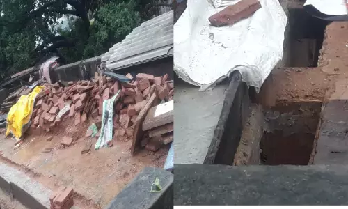 महिला पत्रकार के घर पर कब्जा कर भूमाफिया करवा रहा है निर्माण महिला पत्रकार के घर पर कब्जा कर भूमाफिया करवा रहा है निर्माण