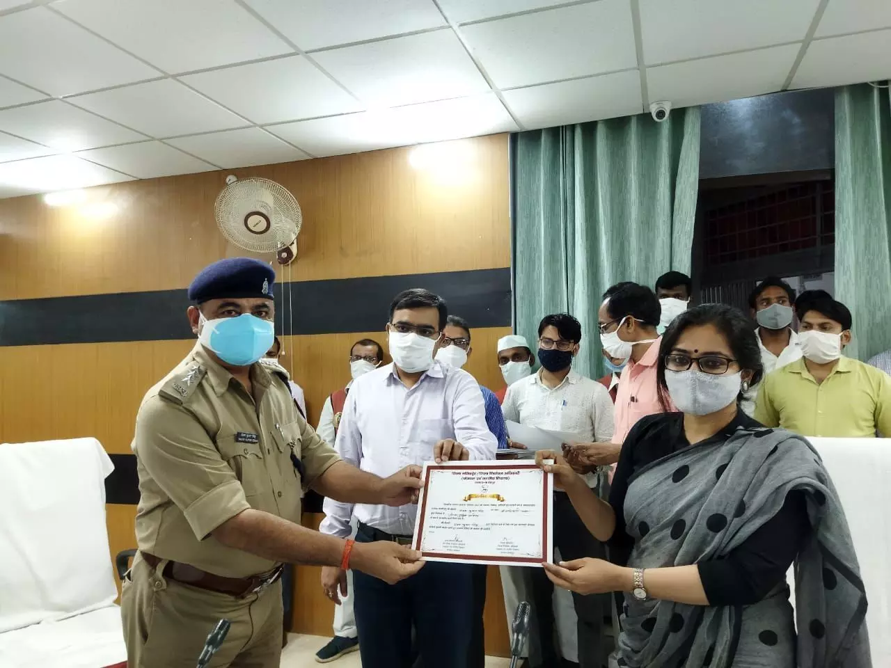 पंचायत चुनाव को सकुशल सम्पन्न कराने पर 70 अधिकारियों को डीएम ने किया सम्मानित पंचायत चुनाव को सकुशल सम्पन्न कराने पर 70 अधिकारियों को डीएम ने किया सम्मानित