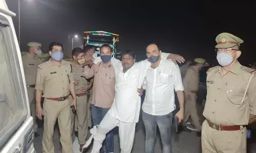 दादरी पुलिस की ईस्टर्न पेरीफेरल पर चेकिंग के दौरान आईसर कैंटर सवार बदमाशों से मुठभेड़ दादरी पुलिस की ईस्टर्न पेरीफेरल पर चेकिंग के दौरान आईसर कैंटर सवार बदमाशों से मुठभेड़