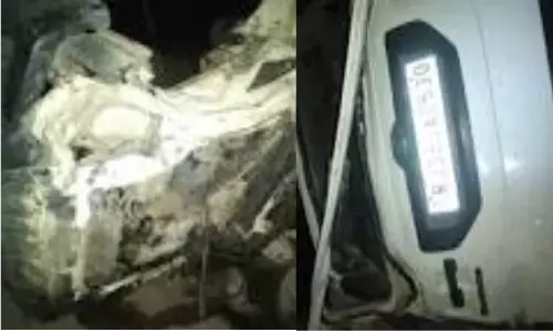 आगरा: स्कॉर्पियो डिवाइडर से टकराकर पलटी, मौके पर चार लोगों की मौत आगरा: स्कॉर्पियो डिवाइडर से टकराकर पलटी, मौके पर चार लोगों की मौत