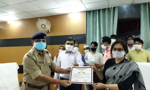 पंचायत चुनाव को सकुशल सम्पन्न कराने पर 70 अधिकारियों को डीएम ने किया सम्मानित पंचायत चुनाव को सकुशल सम्पन्न कराने पर 70 अधिकारियों को डीएम ने किया सम्मानित