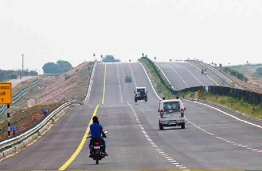 यमुना एक्सप्रेस वे पर दर्दनाक हादसा, सेल्स टैक्स टीम की गाड़ी को ट्रक ने रौंदा, दो की मौत पांच गंभीर घायल यमुना एक्सप्रेस वे पर दर्दनाक हादसा, सेल्स टैक्स टीम की गाड़ी को ट्रक ने रौंदा, दो की मौत पांच गंभीर घायल