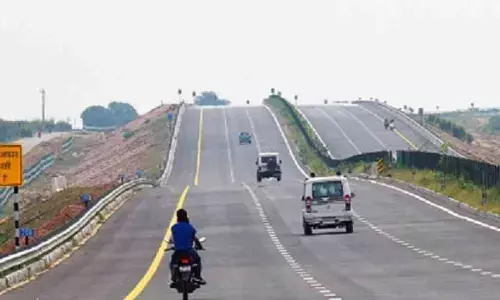 यमुना एक्सप्रेस वे पर दर्दनाक हादसा, सेल्स टैक्स टीम की गाड़ी को ट्रक ने रौंदा, दो की मौत पांच गंभीर घायल