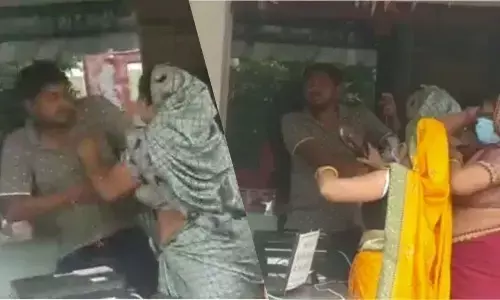 दूसरी शादी करने पर पहली पत्नी ने चप्पलों से की सरेआम पिटाई‚ चिल्लाता रहा युवक,वीडियो हुआ वायरल दूसरी शादी करने पर पहली पत्नी ने चप्पलों से की सरेआम पिटाई‚ चिल्लाता रहा युवक,वीडियो हुआ वायरल