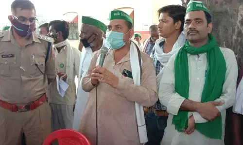 किसानों से सीओ ने दरोगा की गलतियों की मागी माफी, घेराव के लिए पहुंचे सैकड़ो किसान किसानों से सीओ ने दरोगा की गलतियों की मागी माफी, घेराव के लिए पहुंचे सैकड़ो किसान