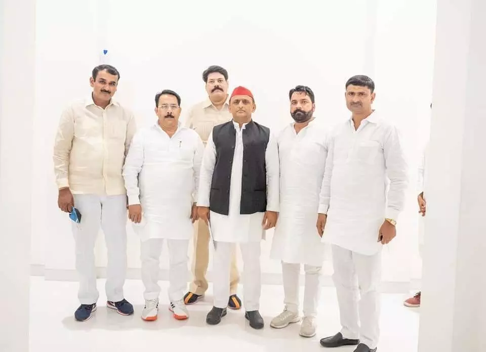 पूर्व मुख्यमंत्री अखिलेश यादव से पूर्व विधायक योगेश वर्मा ने की मुलाकात पूर्व मुख्यमंत्री अखिलेश यादव से पूर्व विधायक योगेश वर्मा ने की मुलाकात