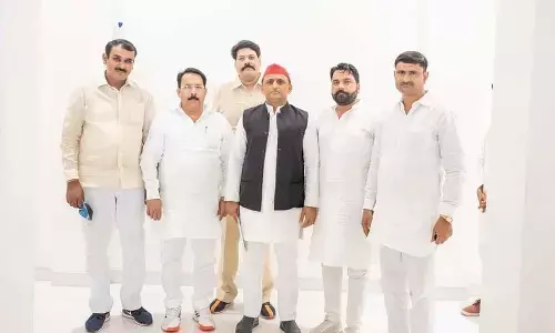 पूर्व मुख्यमंत्री अखिलेश यादव से पूर्व विधायक योगेश वर्मा ने की मुलाकात