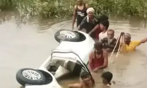 UP : बलरामपुर में बड़ा हादसा, नाले में गिरी कार, एक ही परिवार के 6 लोगों की मौत UP : बलरामपुर में बड़ा हादसा, नाले में गिरी कार, एक ही परिवार के 6 लोगों की मौत