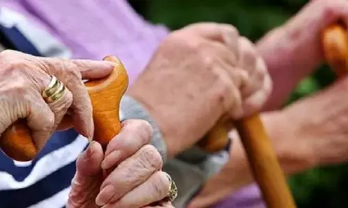 ख़तम हो रही है बुजुर्गों की जगह, खा रहे हैं दर दर की ठोकरें, अवसादग्रस्त बुजुर्गों की संख्या में हो रही बढ़ोतरी