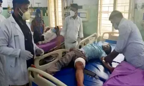 UP : बरेली में बिना मास्क के बैंक में पहुंचा ग्राहक, सुरक्षा गार्ड ने मार दी गोली UP : बरेली में बिना मास्क के बैंक में पहुंचा ग्राहक, सुरक्षा गार्ड ने मार दी गोली