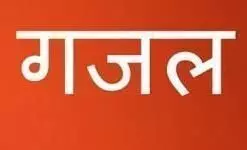 पूछ रही है आज तुम्हारी टँगी हुई तस्वीर    दुखी क्यों बैठे हो गुनवीर ?