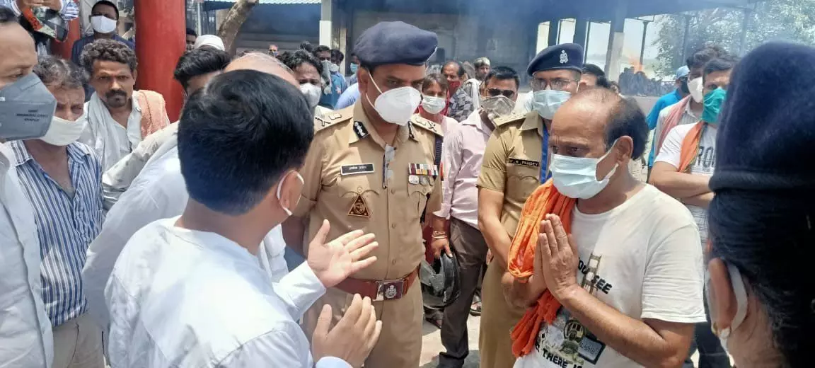 राष्ट्रपति के काफिले को लेकर रोका था ट्रैफिक, जाम में फंसी थी IIA अध्यक्ष वंदना की एंबुलेंस, हो गई मौत, कमिश्नर ने मांगी माफी राष्ट्रपति के काफिले को लेकर रोका था ट्रैफिक, जाम में फंसी थी IIA अध्यक्ष वंदना की एंबुलेंस, हो गई मौत, कमिश्नर ने मांगी माफी