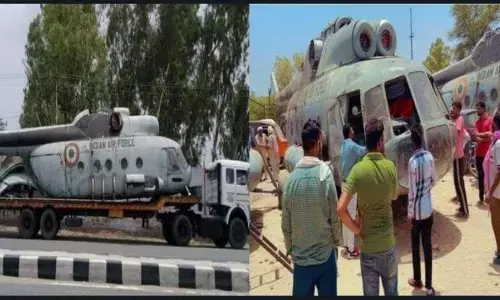 ट्रक पर तीन हेलीकॉप्टर लादकर अपने गोदाम पहुंचा कबाड़ी, पूरे शहर के लोग देखकर हैरान ट्रक पर तीन हेलीकॉप्टर लादकर अपने गोदाम पहुंचा कबाड़ी, पूरे शहर के लोग देखकर हैरान