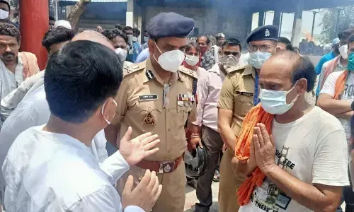 राष्ट्रपति के काफिले को लेकर रोका था ट्रैफिक, जाम में फंसी थी IIA अध्यक्ष वंदना की एंबुलेंस, हो गई मौत, कमिश्नर ने मांगी माफी राष्ट्रपति के काफिले को लेकर रोका था ट्रैफिक, जाम में फंसी थी IIA अध्यक्ष वंदना की एंबुलेंस, हो गई मौत, कमिश्नर ने मांगी माफी