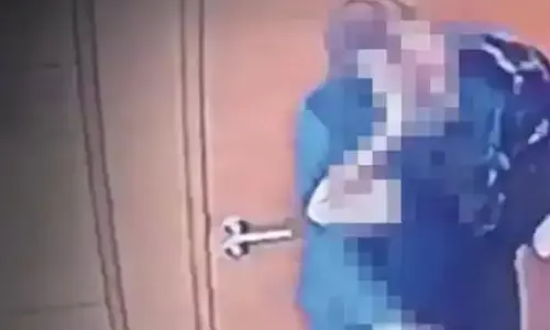 स्‍वास्‍थ्‍य मंत्री जी को KISS करना पड़ा भारी, चली गई मंत्री जी की कुर्सी!