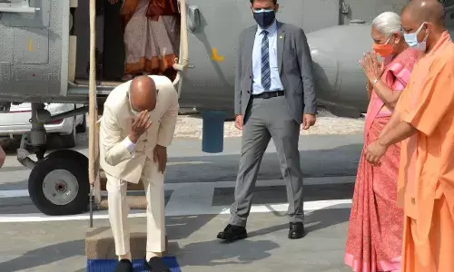 जब गांव पहुंचते ही राष्ट्रपति कोविंद ने सिर झुकाकर जन्मभूमि को किया नमन, माथे पर लगाई मिट्टी, देखें- PHOTOS जब गांव पहुंचते ही राष्ट्रपति कोविंद ने सिर झुकाकर जन्मभूमि को किया नमन, माथे पर लगाई मिट्टी, देखें- PHOTOS