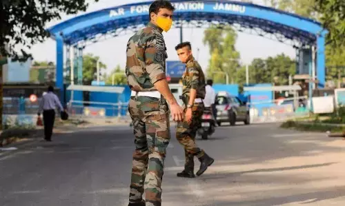 पंजाब और श्रीनगर में वायुसेना के स्टेशन हाई अलर्ट पर.. पंजाब और श्रीनगर में वायुसेना के स्टेशन हाई अलर्ट पर..