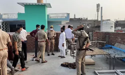 गाजियाबाद में बदमाशों ने एक ही परिवार के 4 लोगों को मारी गोली, तीन की मौत एक की हालत गंभीर गाजियाबाद में बदमाशों ने एक ही परिवार के 4 लोगों को मारी गोली, तीन की मौत एक की हालत गंभीर