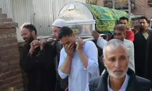 Kashmir : एसपीओ और उनकी पत्नी को अंतिम विदाई देते वक्त रो पड़ा पूरा गांव, अस्पताल में जंग लड़ रही बेटी की भी मौत