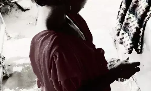 मिठाई की दुकान और शो केस को निहारती दो मासूम निगाहें मिठाई की दुकान और शो केस को निहारती दो मासूम निगाहें