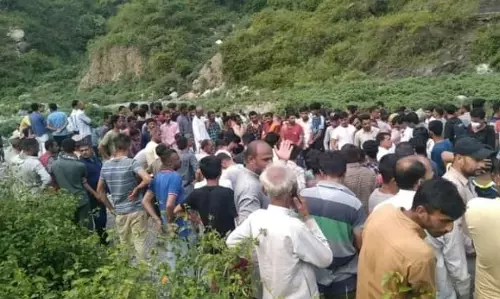 शिमला में कार खाई में गिरी, 9 की मौत शिमला में कार खाई में गिरी, 9 की मौत