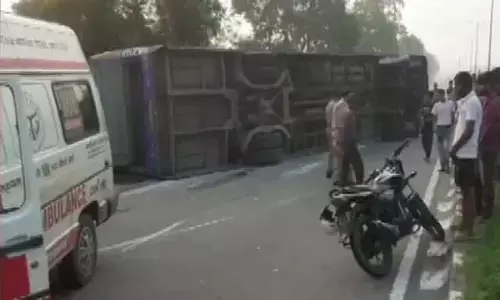 भीषण सड़क हादसे में 5 यात्रियों की मौत, हिरासत में ट्रैफिक इंस्पेक्टर.. भीषण सड़क हादसे में 5 यात्रियों की मौत, हिरासत में ट्रैफिक इंस्पेक्टर..
