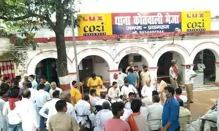सपा एमएलसी और जिलाध्यक्ष को पुलिस ने रंगे हाथ पकड़ा, जानें क्या है मामला? सपा एमएलसी और जिलाध्यक्ष को पुलिस ने रंगे हाथ पकड़ा, जानें क्या है मामला?