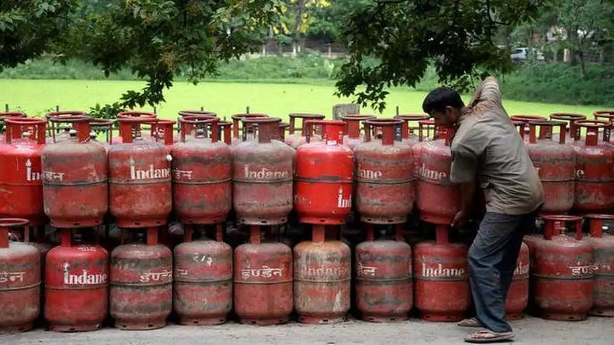 बड़ी खुशखबरी: देश में LPG रसोई गैस सिलेंडर ग्राहकों को घर बैठे मिलेगी नई सुविधा, सरकार ने दी पूरी जानकारी