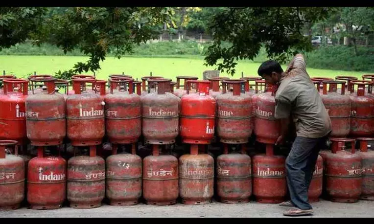 मंहगाई की मार: LPG सिलेंडर हुआ महंगा, जानें 1 जुलाई को जारी की गई नई दर