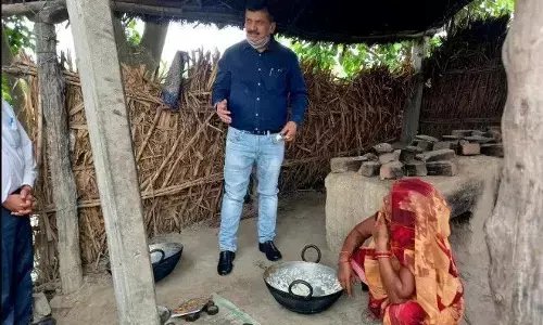 दो सौ रुपये देकर झोपड़ी में महिला से बोले डीएम एक किलो हमको भी दो खोया दो सौ रुपये देकर झोपड़ी में महिला से बोले डीएम एक किलो हमको भी दो खोया