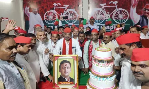 जगह जगह कटे केक, कार्यकर्ताओ ने सपा का इकबाल किया बुलंद