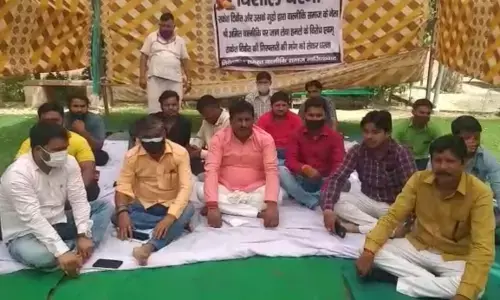 यशपाल पहलवान बाल्मीकि समाज के साथ बैठे धरने पर यशपाल पहलवान बाल्मीकि समाज के साथ बैठे धरने पर