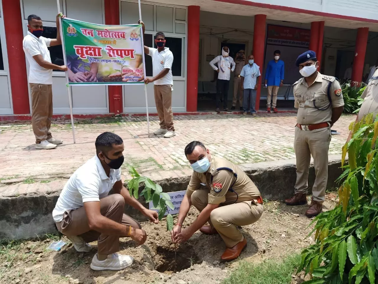 वन महोत्सव के अवसर पर एसपी व एएसपी ने किया वृक्षारोपण