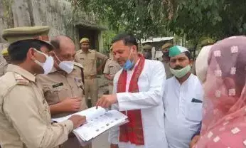 LIVE: जिला पंचायत अध्यक्ष पद के लिए मतदान शुरु, वोटिंग के बीच रखा गया मटका LIVE: जिला पंचायत अध्यक्ष पद के लिए मतदान शुरु, वोटिंग के बीच रखा गया मटका