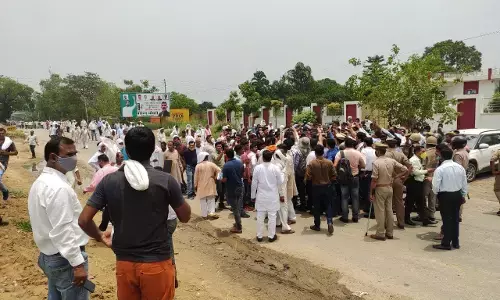 शामली : पंचायत अध्यक्ष चुनाव को लेकर हंगामा, मौके पर भारी पुलिस बल मौजूद शामली : पंचायत अध्यक्ष चुनाव को लेकर हंगामा, मौके पर भारी पुलिस बल मौजूद