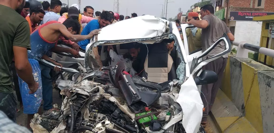 ट्रैक्टर ट्रौली में घुसी कार, हालत देखकर उड़े होश मुंह से निकला OMG! ट्रैक्टर ट्रौली में घुसी कार, हालत देखकर उड़े होश मुंह से निकला OMG!