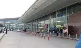 लखनऊ एयरपोर्ट पर जब छात्रों ने उतार दिए कपड़े, जानें क्या है मामला लखनऊ एयरपोर्ट पर जब छात्रों ने उतार दिए कपड़े, जानें क्या है मामला