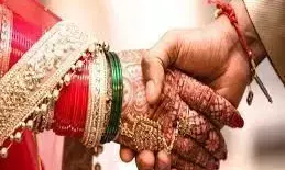 पहले पिटाई उसके बाद प्रेमिका की शादी फिर विदाई, जानिए पूरा मामला क्या हैं? पहले पिटाई उसके बाद प्रेमिका की शादी फिर विदाई, जानिए पूरा मामला क्या हैं?
