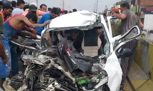 ट्रैक्टर ट्रौली में घुसी कार, हालत देखकर उड़े होश मुंह से निकला OMG! ट्रैक्टर ट्रौली में घुसी कार, हालत देखकर उड़े होश मुंह से निकला OMG!