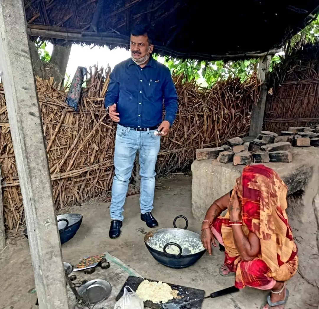 आत्मनिर्भरता को प्रेरित कर रहे हैं बहराइच के कलेक्टर... आत्मनिर्भरता को प्रेरित कर रहे हैं बहराइच के कलेक्टर...