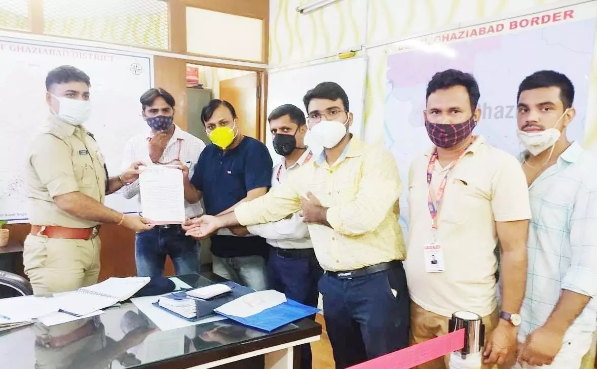 थाना प्रभारी मोदीनगर ने की कवरेज के दौरान पत्रकार से हाथापाई, समस्त पत्रकारो ने एसपी ग्रामीण को सौपा ज्ञापन थाना प्रभारी मोदीनगर ने की कवरेज के दौरान पत्रकार से हाथापाई, समस्त पत्रकारो ने एसपी ग्रामीण को सौपा ज्ञापन