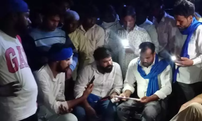 गुस्साएं ग्रामीणों व भीम आर्मी कार्यकर्ताओं ने किया हंगामा गुस्साएं ग्रामीणों व भीम आर्मी कार्यकर्ताओं ने किया हंगामा