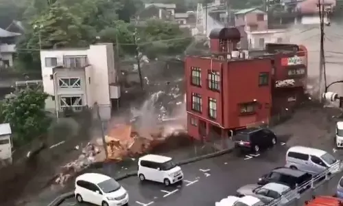 जापान के टोक्यो ( दक्षिण-पश्चिम ) में बड़े भूस्खलन में 2 मौत,  20 लापता..