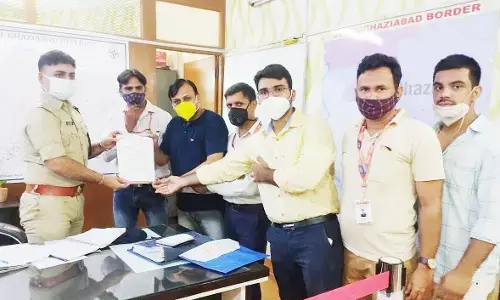 थाना प्रभारी मोदीनगर ने की कवरेज के दौरान पत्रकार से हाथापाई, समस्त पत्रकारो ने एसपी ग्रामीण को सौपा ज्ञापन थाना प्रभारी मोदीनगर ने की कवरेज के दौरान पत्रकार से हाथापाई, समस्त पत्रकारो ने एसपी ग्रामीण को सौपा ज्ञापन