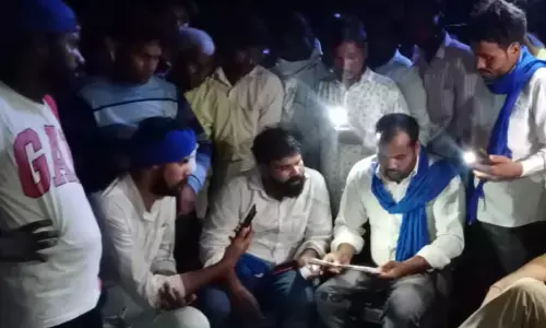 गुस्साएं ग्रामीणों व भीम आर्मी कार्यकर्ताओं ने किया हंगामा गुस्साएं ग्रामीणों व भीम आर्मी कार्यकर्ताओं ने किया हंगामा