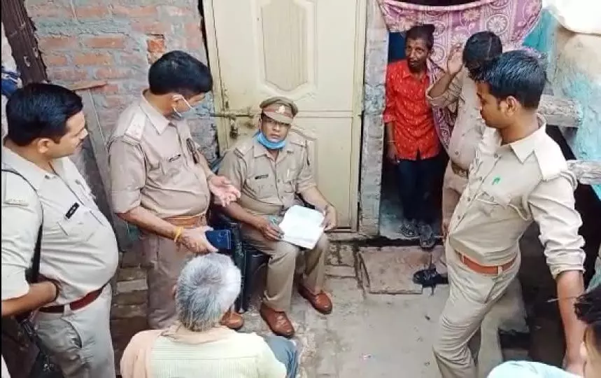 घटनास्थल की जांच करते थानाध्यक्ष ललौली योगेंद्र घटनास्थल की जांच करते थानाध्यक्ष ललौली योगेंद्र