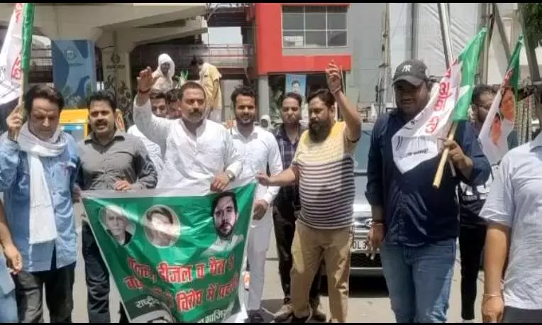 रालोद कार्यकर्ताओं ने अनोखे अंदाज़ में किया पेट्रोल डीज़ल की बढ़ती क़ीमतों का विरोध रालोद कार्यकर्ताओं ने अनोखे अंदाज़ में किया पेट्रोल डीज़ल की बढ़ती क़ीमतों का विरोध
