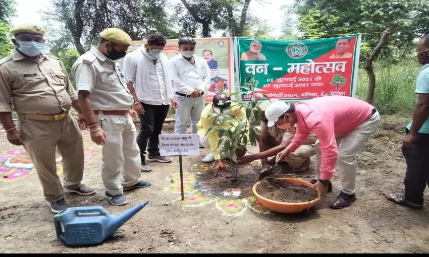 बलिया भाजपा जिलाध्यक्ष जयप्रकाश साहू के साथ अखिल भारतीय मध्यदेशीय वैश्य सभा(युवा समिति) राष्ट्रीय उपाध्यक्ष शिवा नंद ने किया वृक्षारोपण