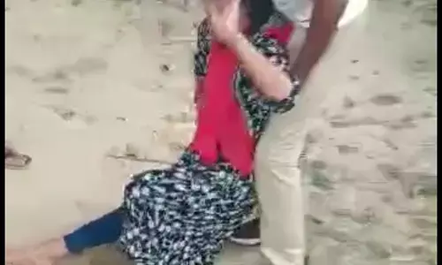सरेराह गर्भवती पत्नी को पीटते सिपाही का वीडियो वायरल सरेराह गर्भवती पत्नी को पीटते सिपाही का वीडियो वायरल